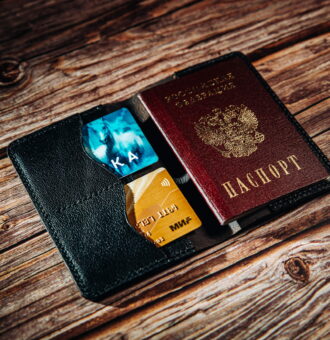 Прекрасная обложка на паспорт с двумя отделениями для карт. Удобная модель для тех кто всегда носит паспорт с собой. А серьёзный серый волк будет охранять Ваш паспорт от посторонних