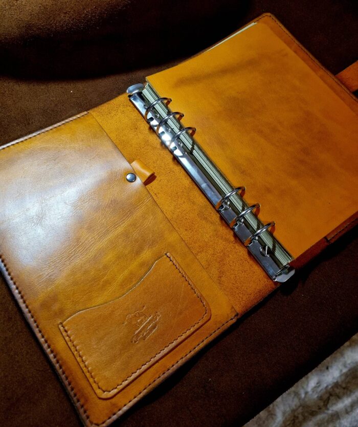 Notebook А6 "On rings" Chernyshev`A WORKSHOP Изделия из кожи ручной работы, сделано с душой Автор: Чернышёв Андрей, г. Смоленск Магазин: https://marketcraft.ru/Chernyshev`A