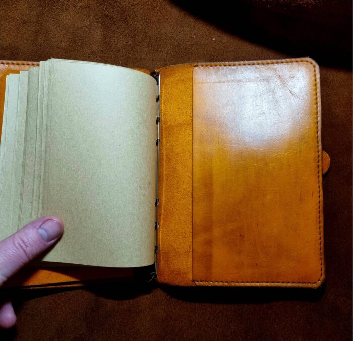 Notebook А6 "On rings" Chernyshev`A WORKSHOP Изделия из кожи ручной работы, сделано с душой Автор: Чернышёв Андрей, г. Смоленск Магазин: https://marketcraft.ru/Chernyshev`A