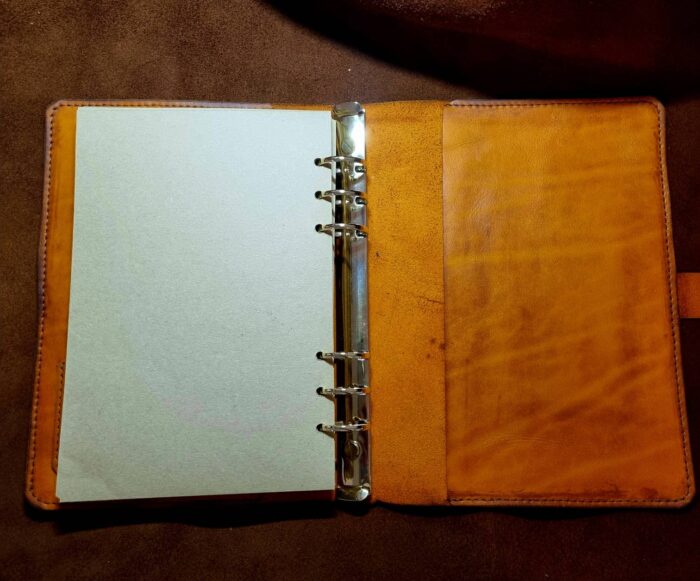 Notebook А6 "On rings" Chernyshev`A WORKSHOP Изделия из кожи ручной работы, сделано с душой Автор: Чернышёв Андрей, г. Смоленск Магазин: https://marketcraft.ru/Chernyshev`A