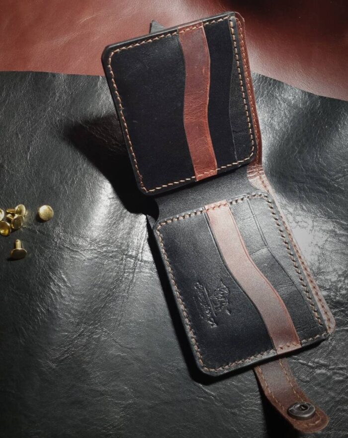 Bifold wallet "Classic" Chernyshev`A WORKSHOP Изделия из кожи ручной работы, сделано с душой Автор: Чернышёв Андрей, г. Смоленск Магазин: https://marketcraft.ru/Chernyshev`A
