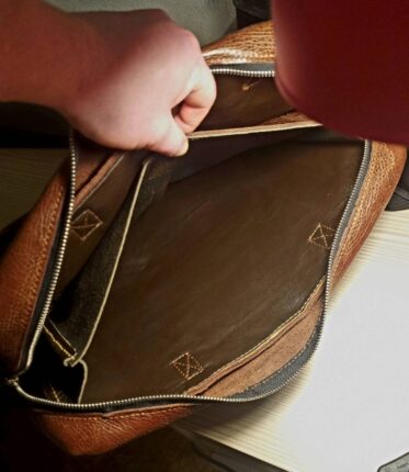 Laptop Bag Chernyshev`A WORKSHOP Изделия из кожи ручной работы, сделано с душой Автор: Чернышёв Андрей, г. Смоленск Магазин: https://marketcraft.ru/Chernyshev`A