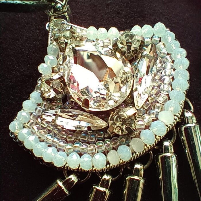 The pendant is white Brosh_from_Lady_Si Бижутерия и аксессуары ручной работы из бисера и натуральных камней Автор: Стёпкина Ирина, г. Краснодар