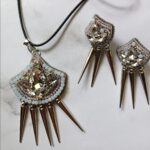Pendant and earrings are white Brosh_from_Lady_Si Бижутерия и аксессуары ручной работы из бисера и натуральных камней Автор: Стёпкина Ирина, г. Краснодар