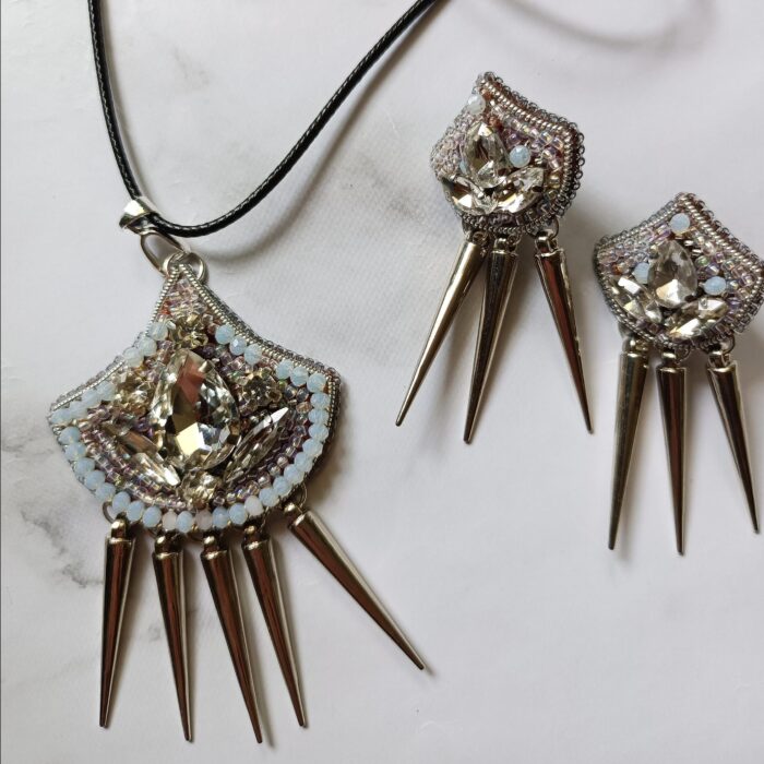 Pendant and earrings are white Brosh_from_Lady_Si Бижутерия и аксессуары ручной работы из бисера и натуральных камней Автор: Стёпкина Ирина, г. Краснодар
