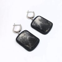 Серьги из кожи с моховым агатом.