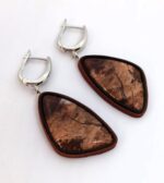 Серьги из кожи с камнями.