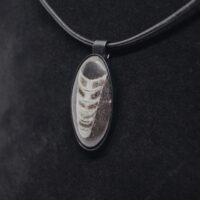 Кулон из кожи с ортоцерасом (окаменелый моллюск).