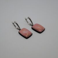Серьги из кожи с розовым опалом.