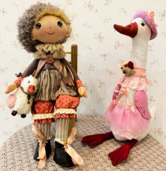 Мастерская Душевные Куклы - это творческое пространство , где рождаются уникальные игрушки.Здесь сочетаются ремесленное мастерство и художественное видение,превращая материалы в ожившие образы!