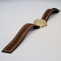 Ремешок для часов из кожи с подиумом.