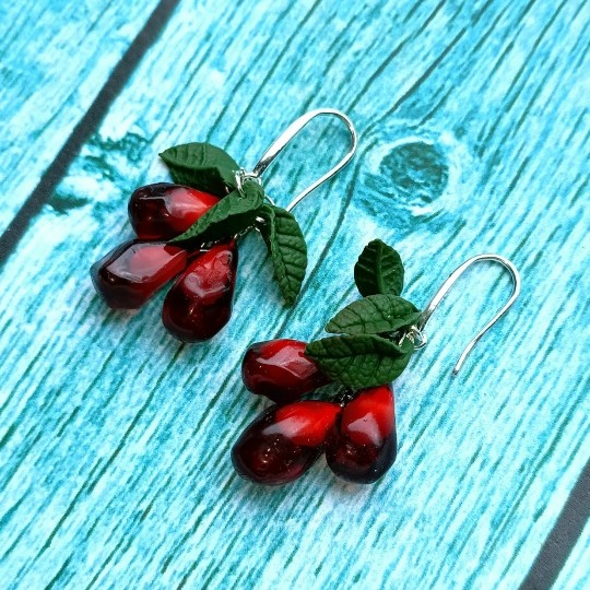 Яркий акцент вашего образа – серьги с бордовыми зёрнами граната из ювелирной смолы.