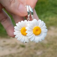 Серьги с ромашками