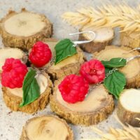 Удлиненные серьги с малиной из полимерной глины – это уникальное украшение, которое станет ярким акцентом в вашем образе.