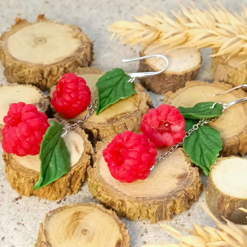 1 кр.кв Удлиненные серьги с малиной из полимерной глины – это уникальное украшение, которое станет ярким акцентом в вашем образе.