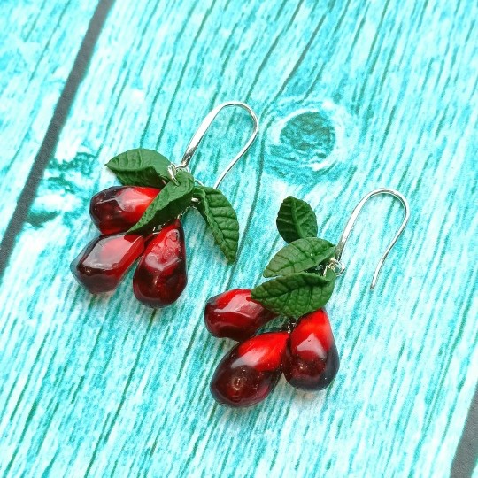 Яркий акцент вашего образа – серьги с бордовыми зёрнами граната из ювелирной смолы.