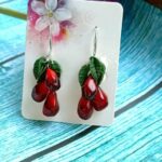 Яркий акцент вашего образа – серьги с бордовыми зёрнами граната из ювелирной смолы.