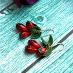 Яркий акцент вашего образа – серьги с бордовыми зёрнами граната из ювелирной смолы.