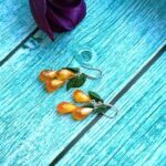 Яркий акцент вашего образа – серьги с жёлтыми зёрнами граната из ювелирной смолы.