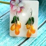 Яркий акцент вашего образа – серьги с жёлтыми зёрнами граната из ювелирной смолы.