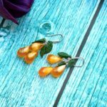 Яркий акцент вашего образа – серьги с жёлтыми зёрнами граната из ювелирной смолы.