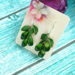 Яркий акцент вашего образа – серьги с зелёными зёрнами граната из ювелирной смолы.