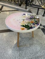 Стол из эпоксидной смолы с сухоцветами.
