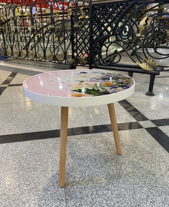 Стол из эпоксидной смолы с сухоцветами. — изображение 2