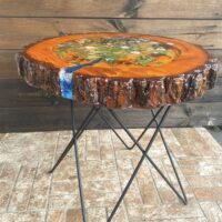 Стол из спила дерева.