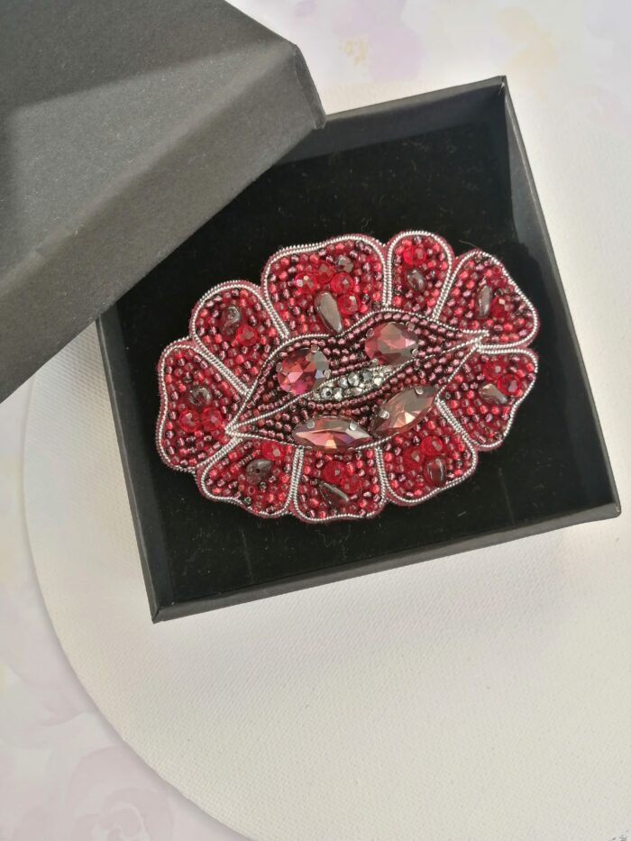 Брошь Губы-цветок — изображение 2