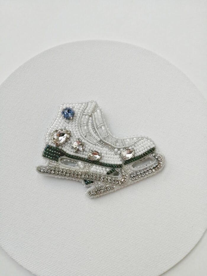 IMG_20221001_172725-01 Брошь Коньки — изображение 1