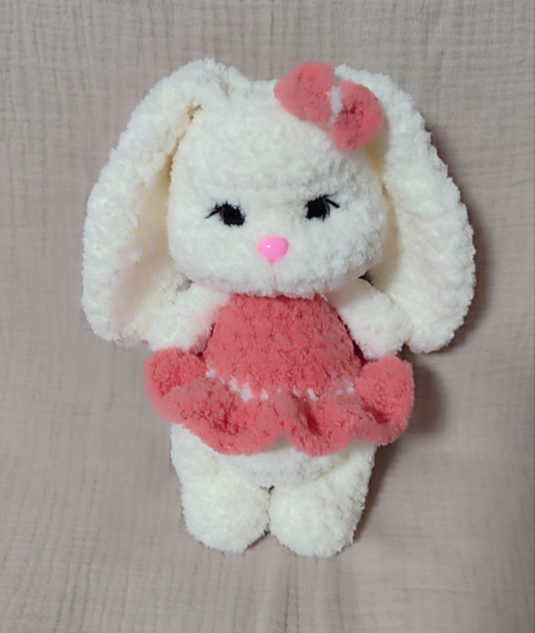 Зайка"Милла" Плюшевая игрушка рост -21 см без учета ушек. Глазки и носик на безопасном креплении. Зайка очень мягкая и нежная ,станет любимой подружкой для своей хозяйки.