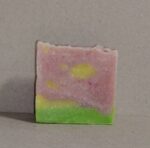 Это мыло — маленький кусочек лета, заключённый в изящном бруске. Оно превращает ежедневное умывание в чувственный ритуал, даря свежесть тропического сада и нежность спелых плодов.