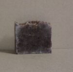 Это мыло — чувственный ритуал удовольствия, превращающий ежедневное умывание в мини‑церемонию шоколадного спа. Каждый брусок создаётся вручную с использованием натуральных ингредиентов, дарящих коже заботу и наслаждение.