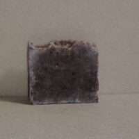 Это мыло — чувственный ритуал удовольствия, превращающий ежедневное умывание в мини‑церемонию шоколадного спа. Каждый брусок создаётся вручную с использованием натуральных ингредиентов, дарящих коже заботу и наслаждение.