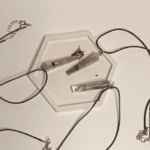 Кулон с окурком: загадочный аксессуар с характером Представляем вам необычный кулон, который сочетает в себе минимализм и дерзкий шарм. Изделие выполнено в виде удлинённого прозрачного кристалла, внутри которого заключён миниатюрный окурок — словно застывший фрагмент повседневности, превращённый в произведение искусства. Особенности кулона: * Материал: прозрачная смола или акрил, надёжно сохраняющая «секрет» внутри. * Дизайн: лаконичная форма с заострённым концом придаёт украшению современный вид. * Шнурок: прочный чёрный шнур с металлической застёжкой — универсальный вариант, который подойдёт к любой одежде. * Размер: компактный, не отвлекает от образа, но при этом заметен при ближайшем рассмотрении. Почему этот кулон стоит внимания? * Уникальный дизайн. Такой аксессуар точно выделит вас из толпы и станет поводом для интересных бесед. * Символика. Окурок в кулоне может восприниматься как ироничный символ свободы, непринуждённости или даже философии «живи настоящим моментом». * Универсальность. Подходит как мужчинам, так и женщинам — идеален для поклонников альтернативной моды, рок-стиля или кэжуал-образов. * Лёгкость в уходе. Прозрачный материал легко очищается, а шнур устойчив к износу. Этот кулон — не просто украшение, а смелое заявление о вашем чувстве юмора и индивидуальности. Носите его с джинсами и футболкой, кожаной курткой или даже с классическим пальто — он добавит образу изюминку и характер.