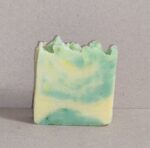 Позвольте себе перенестись на цветущий летний луг — с мылом, которое дарит коже нежность природы и воспоминания о тёплых солнечных днях.