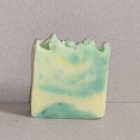 Позвольте себе перенестись на цветущий летний луг — с мылом, которое дарит коже нежность природы и воспоминания о тёплых солнечных днях.