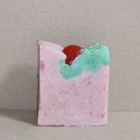 Это мыло — маленький ритуал удовольствия, объединяющий заботу о коже с наслаждением от аромата тропических фруктов и лесных ягод.