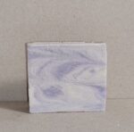 Это мыло — оммаж старинным традициям прованского мыловарения, воплощённый в современном натуральном продукте. Созданное по канонам классического марсельского рецепта, оно сочетает в себе чистоту природы и изысканность аромата лавандовых полей Прованса.