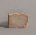 Это мыло — воплощение утончённой роскоши и природной гармонии. Каждый брусок создан вручную с особым вниманием к деталям, объединяя древние секреты ухода за кожей и поэзию закатных мгновений.