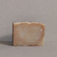 Это мыло — воплощение утончённой роскоши и природной гармонии. Каждый брусок создан вручную с особым вниманием к деталям, объединяя древние секреты ухода за кожей и поэзию закатных мгновений.