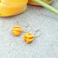 Серьги с жёлтыми тюльпанами Хотите добавить в свой образ капельку солнечного настроения? Эти очаровательные серьги с жёлтыми тюльпанами станут вашим личным источником радости — даже в самый хмурый день!