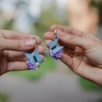 Серьги с голубыми бабочками и сиренью Изящное украшение, воплощающее хрупкую красоту весенней природы. Каждая пара серёг создана вручную из полимерной глины — с трепетным вниманием к деталям и любовью к природному совершенству.