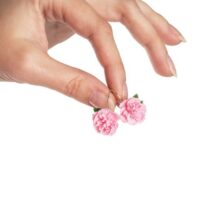 Нежные серьги с розовыми пионами из запекаемой полимерной глины украсят любой повседневный наряд. Они будут смотреться свежо, стильно, изящно. В этих невесомых серьгах вы не останетесь незамеченной.