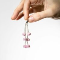 Испокон веков ландыш ассоциировался с чистотой, нежностью, верностью, любовью и самыми возвышенными чувствами. Изящные, очень нежные, невесомые и комфортные в носке удлиненные серьги с цветочками ландышей просто созданы для весеннего настроения.