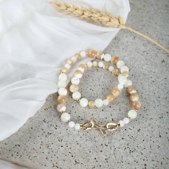 Чокер из перламутра. Этот изысканный чокер выполнен из натурального перламутра, который привнесёт в ваш образ мягкий сияющий оттенок и элегантность.