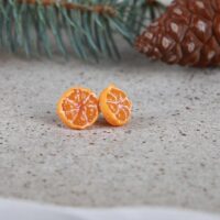 Серьги-гвоздики с мандарином из полимерной глины ручной работы