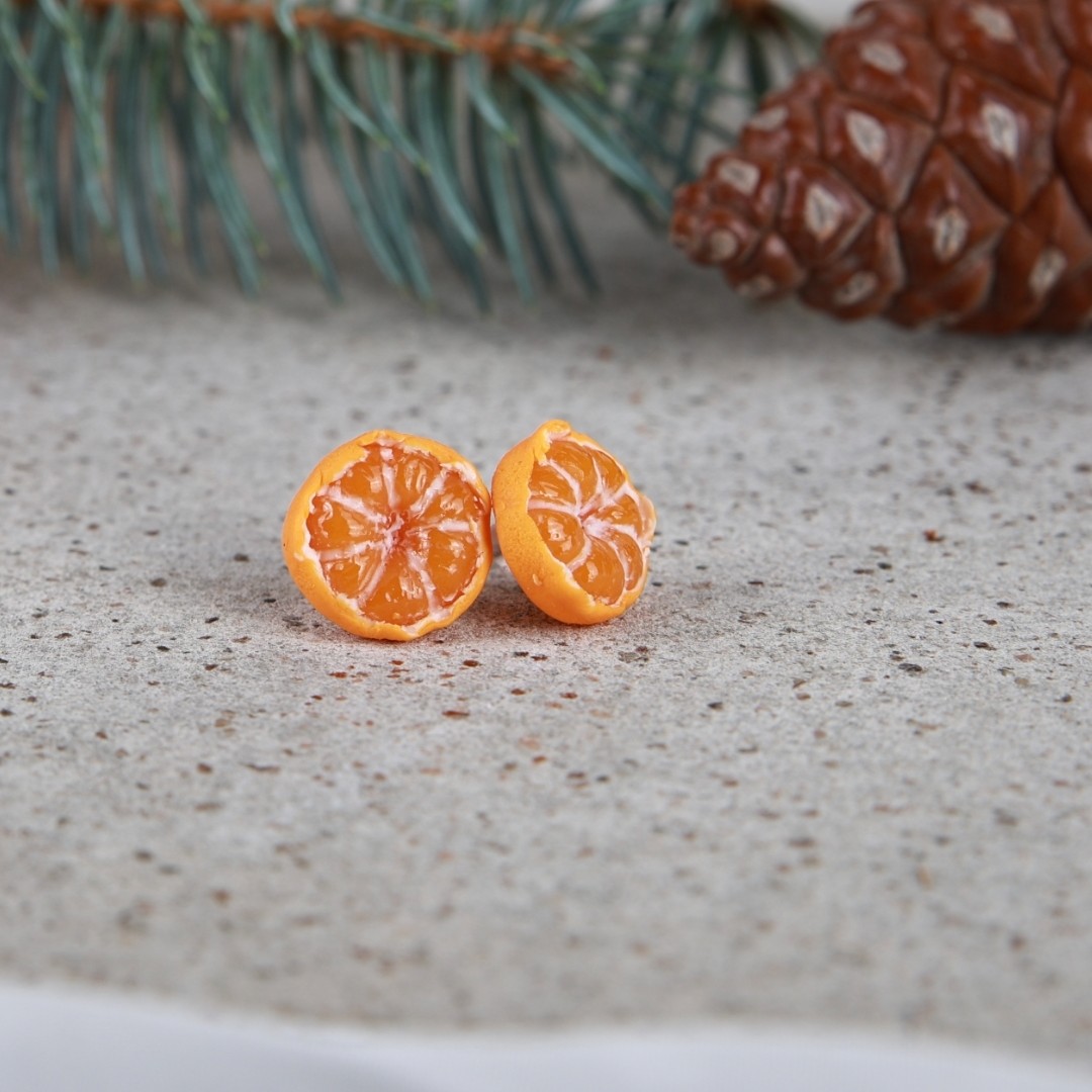 Серьги-гвоздики с мандарином из полимерной глины ручной работы