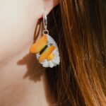 Серьги с голубыми бабочками и сиренью Изящное украшение, воплощающее хрупкую красоту весенней природы. Каждая пара серёг создана вручную из полимерной глины — с трепетным вниманием к деталям и любовью к природному совершенству.